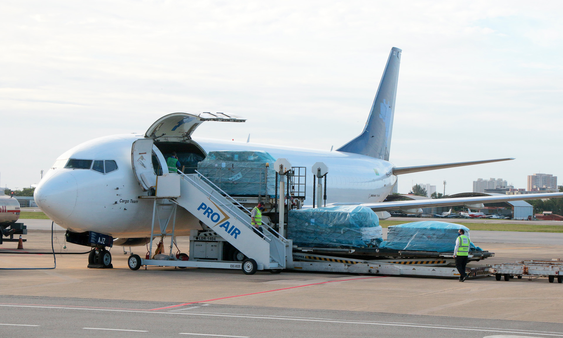 carga sendo descarregada de um avião cargueiro